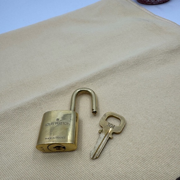 Louis Vuitton #304 Lock and Key - Picture 2 of 4